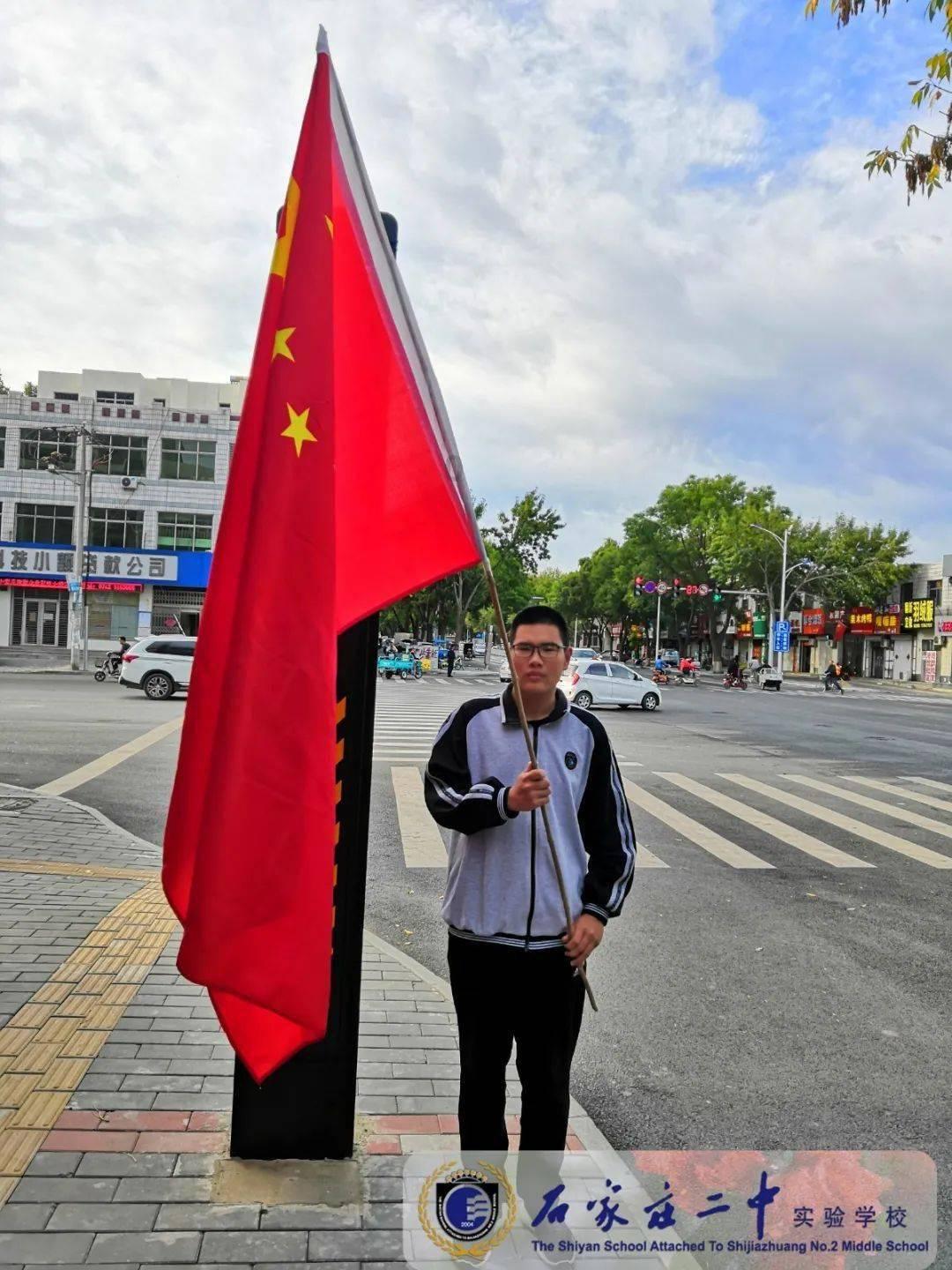 纪实女孩穿白色睡裙,在阳台与光膀男邻居热聊,网友老王设计的